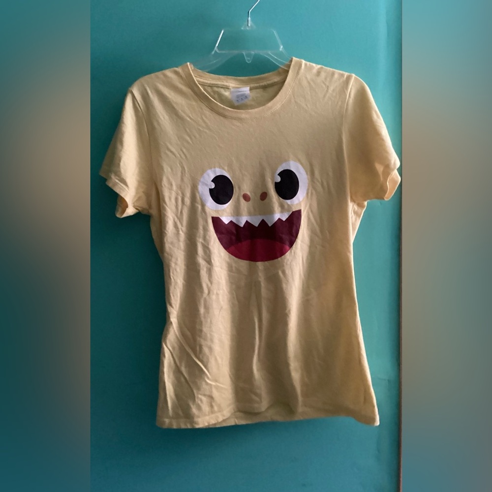Baby Shark Women’s Fitted T-Shirt Size Medium